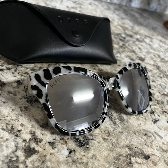 DIFF Kaia cheetah print sunglasses - Picture 1 of 4